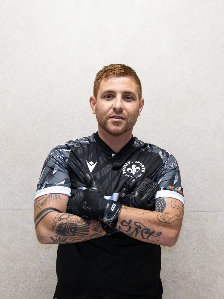 Le gardien de la première équipe, bras croisés, maillot noir
