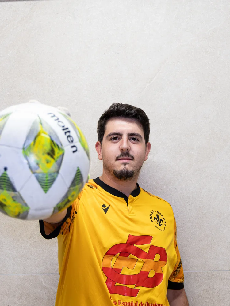 Un joueur de la première équipe, ballon en main, maillot jaune
