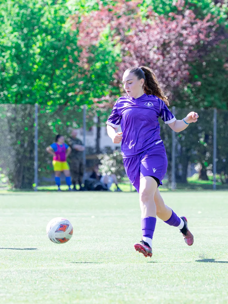 Une joueuse de l'équipe féminine court avec le ballon