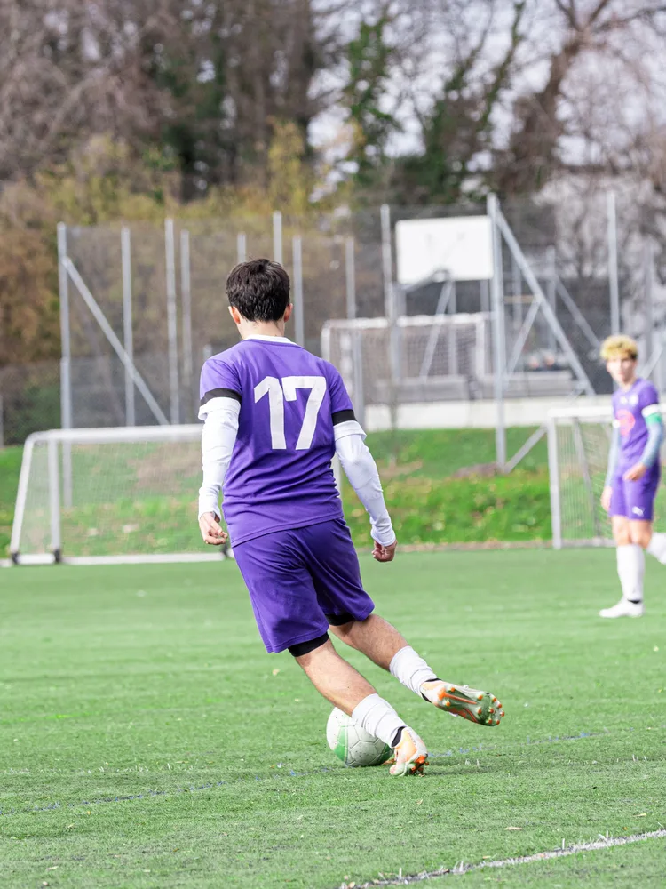 Un junior C dribble en match