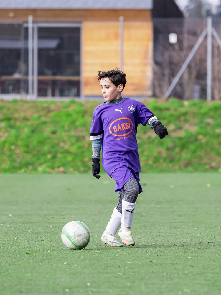 Un junior C en match, sur le terrain synthétique
